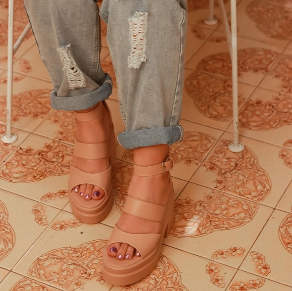 𝙇𝙖𝙨𝙩 7, 9 & 10🖤Summer Loving- Chunky Platform NUDE - Picture 5 of 5